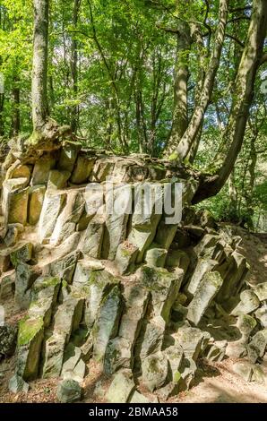 Basaltkrater Blauer Stein, Basaltkrater Felsformationen in einem Wald im Westerwald in Rheinland-Pfalz, Deutschland, Westeuropa Stockfoto