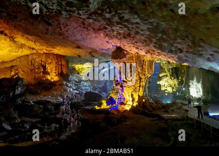 Die Sung Sot Höhle, oder die Höhle der Überraschungen, ist die bekannteste Höhle in Halong Bay und eine der spektakulärsten (Vietnam). Stockfoto