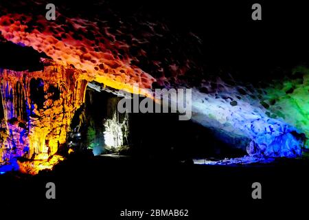 Die Sung Sot Höhle, oder die Höhle der Überraschungen, ist die bekannteste Höhle in Halong Bay und eine der spektakulärsten (Vietnam). Stockfoto