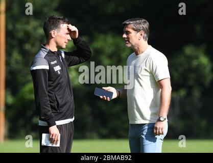 Karlsruhe, Deutschland. Mai 2020. Christian Eichner (l.), Trainer des Zweitligisten Karlsruher SC, und Oliver Kreuzer, Sportdirektor des Karlsruher Vereins, nahmen während eines Mannschaftstrainings im Wildpark-Stadion auf. Nachdem im März aufgrund der Corona-Krise der Spielbetrieb eingestellt wurde, soll die aktuelle Saison ab dem 16. Mai mit Geisterspielen fortgesetzt werden. Quelle: Uli Deck/dpa/Alamy Live News Stockfoto