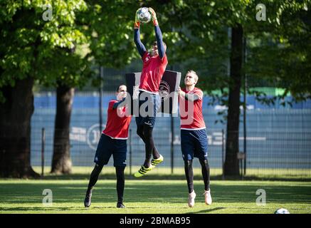Torwart Training mit Kontakt: Torwart Benjamin Uphoff (KSC) / m zusammen mit Torwart Marius Gersbeck (KSC) und Torwart Sven Müller (KSC) / r. Der Karlsruher SC startet heute mit der Teamschulung. GES / Fußball / 2. Bundesliga: Training des Karlsruher SC während der Corona-Krise, 8. Mai 2020 Fußball: 2. Liga: Mannschaftstraining, Training des Karlsruher SC während der Corona-Krise, 08. Mai 2020 Stockfoto