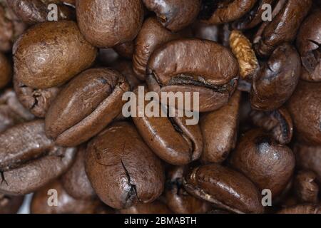 Geröstete Kaffeebohnen in einem Stapel Stockfoto