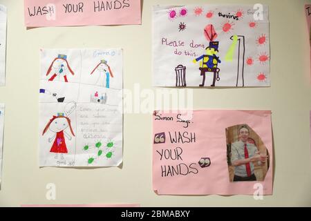 An der Wand des Bahnhofs Finglas Garda in Dublin hängen Kunstwerke von Kindern von Mitgliedern eines Garda. Die Mitglieder von an Garda engagieren sich weiterhin in einer Vielzahl von Aktivitäten in der Gemeinschaft, um Menschen bei der Pandemie Covid-19 zu helfen, einschließlich der Bereitstellung von Medikamenten für Menschen, die sich selbst isolieren, Renten sammeln und das Einkaufen für Menschen Kokooning. Stockfoto