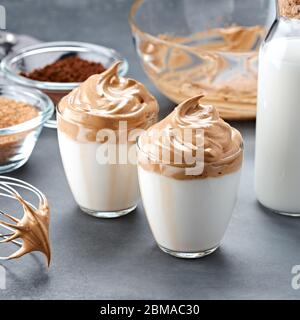 Dalgona Kaffee. Trendiges koreanisches Schlaggetränk. Flauschiges Getränk durch Peitschen in gleichen Proportionen Instant-Kaffee, Zucker und heißes Wasser, bis es c Stockfoto