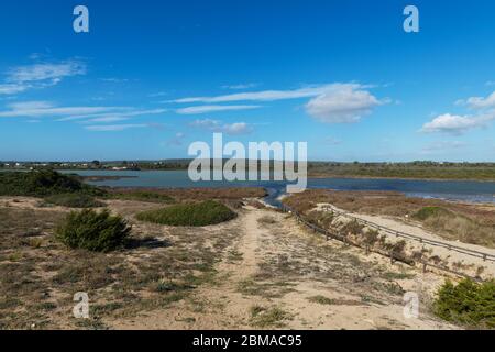 Schöne Aussicht auf Salina dei Monaci, den Salzsee und natürliche Salzvorkommen in der Küstenregion Manduria, region von Apulien, Italien Stockfoto