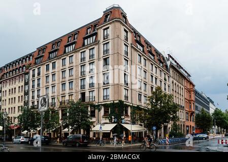 Berlin, Deutschland - 29. Juli 2019: Blick auf Wohngebäude am Gendarmenmarkt in Berlin Mitte ein regnerischer Sommertag. Stockfoto