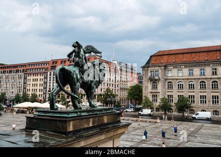 Berlin, Deutschland - 29. Juli 2019: Blick auf den Gendarmenmarkt in Berlin Mitte ein regnerischer Sommertag. Stockfoto