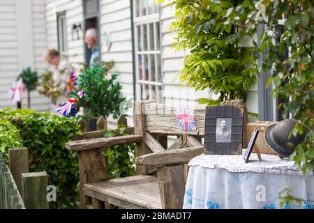 Ashford, Kent, Großbritannien. Mai 2020. Mitglieder der Gemeinde im Dorf Hamstreet bei Ashford in Kent kommen zusammen, um an den Tag des VE-Tages zum 75. Jahrestag zu erinnern. Die Leute beobachten die 2 Minuten Stille um 11 Uhr. ©Paul Lawrenson 2020, Foto: Paul Lawrenson/Alamy Live News Stockfoto