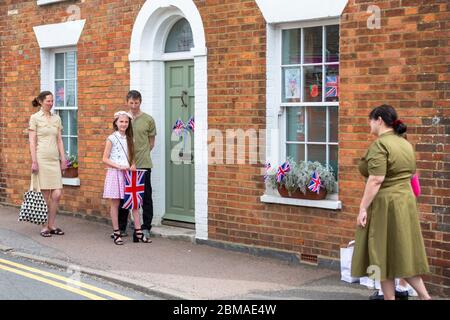 Ashford, Kent, Großbritannien. Mai 2020. Mitglieder der Gemeinde im Dorf Hamstreet bei Ashford in Kent kommen zusammen, um an den Tag des VE-Tages zum 75. Jahrestag zu erinnern. Die Leute beobachten die 2 Minuten Stille um 11 Uhr. ©Paul Lawrenson 2020, Foto: Paul Lawrenson/Alamy Live News Stockfoto