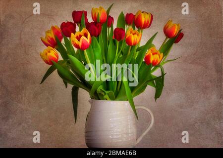 TRADITIONELLE KUNST: Tulpen in Porzellan Vase Stockfoto