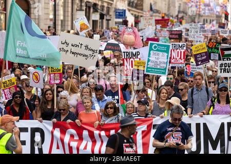 Eine große Menschenmenge marschiert bei dem Protest und der Demonstration gegen Donald Trumps Besuch in London, 13. Juli 2018 Stockfoto