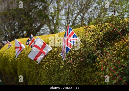 Littlehampton UK 8. Mai 2020 - Bunting zum Gedenken an den VE Day Jahrestag im Dorf Ferring bei Worthing während der Lockdown Beschränkungen der Coronavirus COVID-19 Pandemie. Es ist 75 Jahre her, dass der Sieg in Europa über die Deutschen während des Zweiten Weltkriegs verkündet wurde : Credit Simon Dack / Alamy Live News Stockfoto