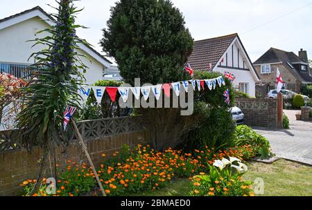 Littlehampton UK 8. Mai 2020 - Bunting und Worte aus dem berühmten Dame Vera Lynn Song Wir werden uns erneut treffen, um den Jahrestag des VE Day im Dorf Ferring bei Worthing während der Sperrbeschränkungen der COVID-19-Pandemie zu gedenken. Es ist 75 Jahre her, dass der Sieg in Europa über die Deutschen während des Zweiten Weltkriegs verkündet wurde : Credit Simon Dack / Alamy Live News Stockfoto