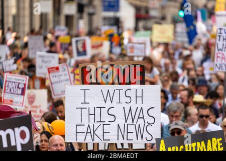 Ein Schild über einer Menschenmenge mit der Aufschrift "Ich wünschte, das wäre eine Fake News", bei dem Protest und der Demonstration gegen Donald Trumps Besuch in London, 13. Juli 2018 Stockfoto