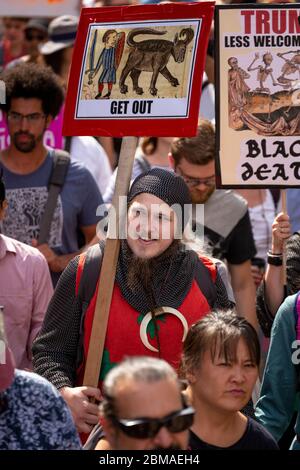 Ein Mann in mittelalterlicher Kleidung und mit einem Schild mit der Aufschrift "Get Out", bei dem Protest und der Demonstration gegen Donald Trumps Besuch in London, 13 Ju Stockfoto