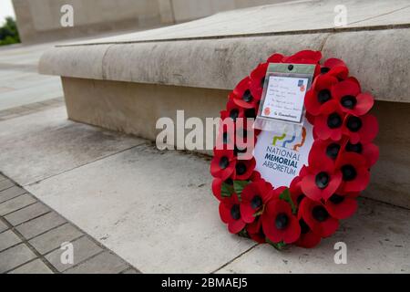 Ein Kranz, der nach dem Beobachten einer zweiminütigen Stille im National Memorial Arboretum in Alrewas, Staffordshire, gelegt wurde, um den 75. Jahrestag des VE Day zu begehen. Stockfoto