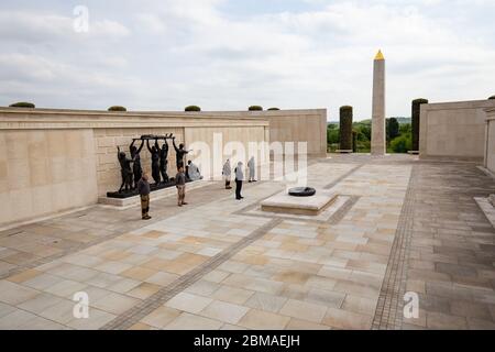 Mitarbeiter des verlassenen National Memorial Arboretum in Alrewas, Staffordshire, beobachten zwei Minuten Stille zum 75. Jahrestag des VE Day. Mark Ellis, Leiter der Besuchererfahrung, legte einen Kranz nieder. Normalerweise würde das Arboretum rund 10,000 Besucher zu einem solchen Anlass begrüßen. Stockfoto