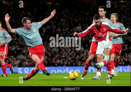 LONDON, Großbritannien DEZEMBER 21: Robin van Persie (Arsenal) hat einen Schuss, als Jamie Carragher (Liverpool) versucht, während der Barclays Premier League zwischen Ar zu blockieren Stockfoto