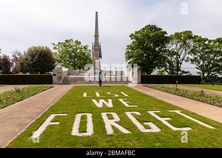 Southend on Sea, Essex, Großbritannien. Mai 2020. Um 11 Uhr wurde am 75. Jahrestag des VE Day ein Gedenkkranz am Southend on Sea war Memorial auf den Klippen oberhalb der Themse gelegt. Das Denkmal ist ein Design von Sir Edwin Lutyens mit einem Cenotaph als Hauptmerkmal. Aufgrund der COVID-19-Lockdown-Einschränkungen nahmen nur wenige Teilnehmer Teil Stockfoto