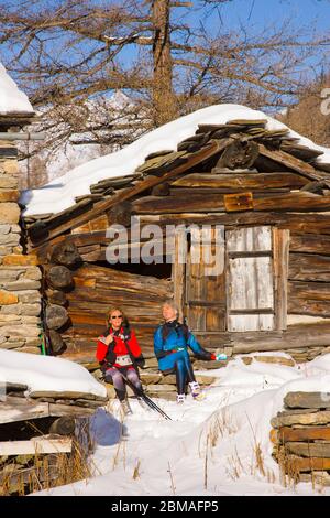 MONTAÑAS INVIERNO PARQUE NACIONAL GRAN PARADISO VALNONTEY VALLE DE AOSTA ALPES ITALIA. SENDERISTAS Stockfoto