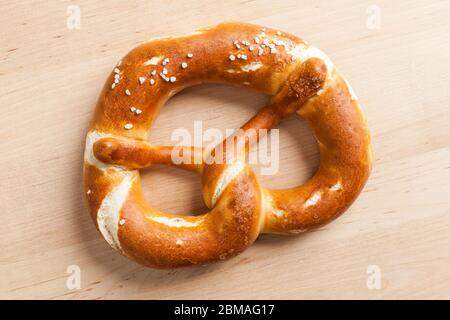 Leckere bayrische Brezel auf Holztisch, Deutschland, Bayern Stockfoto