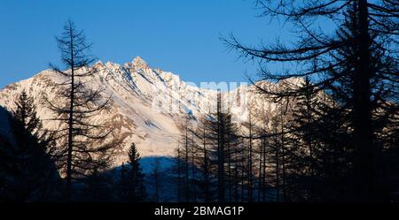 MONTAÑAS INVIERNO PARQUE NACIONAL GRAN PARADISO VALNONTEY VALLE DE AOSTA ALPES ITALIA Stockfoto