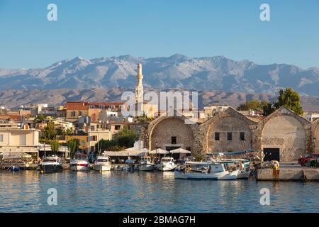 Blick über den alten venezianischen Hafen in Chania, Kreta, Griechenland Stockfoto