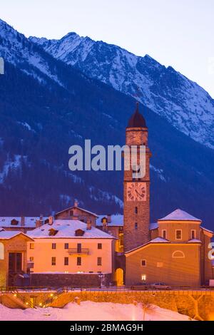 MONTAÑAS INVIERNO PARQUE NACIONAL GRAN PARADISO VALNONTEY VALLE DE AOSTA ALPES ITALIA. PUEBLO DE COGNE Stockfoto