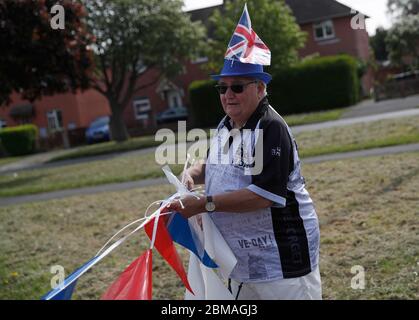 Loughborough, Leicestershire, Großbritannien. Mai 2020. Mick Wells legt vor dem zweiminütigen Schweigen auf, während die Nation den 75. Jahrestag des VE-Tages während der Sperrung der Coronavirus-Pandemie markiert. Credit Darren Staples/Alamy Live News. Stockfoto