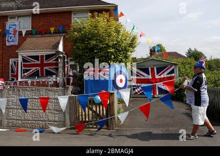 Loughborough, Leicestershire, Großbritannien. Mai 2020. Mick Wells legt vor dem zweiminütigen Schweigen auf, während die Nation den 75. Jahrestag des VE-Tages während der Sperrung der Coronavirus-Pandemie markiert. Credit Darren Staples/Alamy Live News. Stockfoto