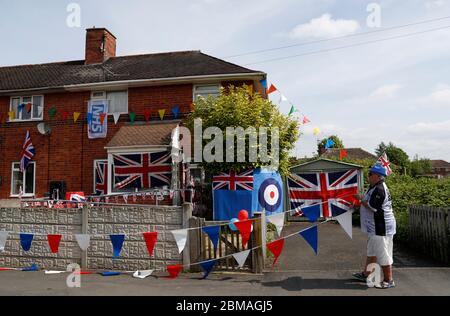 Loughborough, Leicestershire, Großbritannien. Mai 2020. Mick Wells legt vor dem zweiminütigen Schweigen auf, während die Nation den 75. Jahrestag des VE-Tages während der Sperrung der Coronavirus-Pandemie markiert. Credit Darren Staples/Alamy Live News. Stockfoto