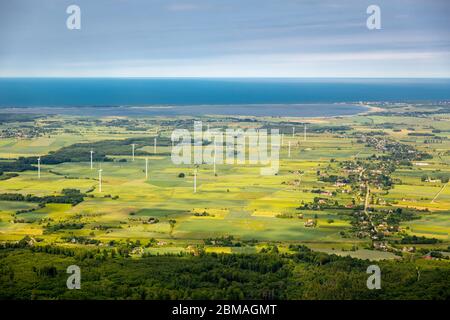, Windkraftanlagen auf einem Feld in Szczeglino, 05.06.2017, Luftaufnahme, Polen, Vorpommern, Szczeglino Stockfoto