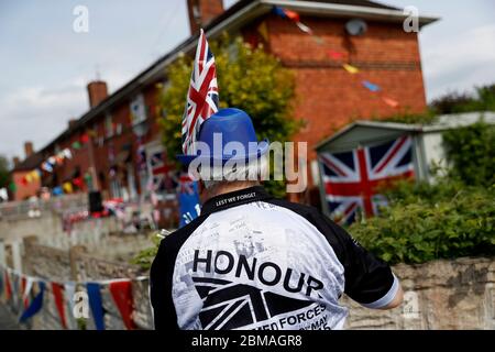 Loughborough, Leicestershire, Großbritannien. Mai 2020. Mick Wells legt vor dem zweiminütigen Schweigen auf, während die Nation den 75. Jahrestag des VE-Tages während der Sperrung der Coronavirus-Pandemie markiert. Credit Darren Staples/Alamy Live News. Stockfoto