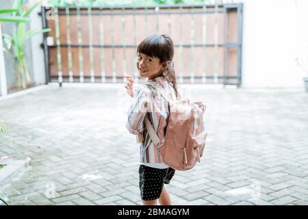 Junge Kind winken Abschied vor der Schule am Morgen Stockfoto