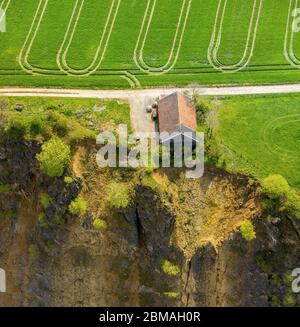 , Scheune am Rande eines Steinbruchs und Schotterbaues Thuelen GmbH in Brilon, 11.05.2017, Luftaufnahme, Deutschland, Nordrhein-Westfalen, Brilon Stockfoto