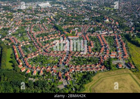 , Wohngebiet einer Mehrfamilienhaussiedlung Kolonie Westfalen entlang der Schachtstrasse - Kohlenstrasse in Ahlen, 16.08.2017, Luftaufnahme, Deutschland, Nordrhein-Westfalen, Ahlen Stockfoto