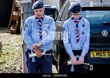 Chippenham, Wiltshire, Großbritannien, 8. Mai 2020. Bewohner der Rowden Hill Gegend von Chippenham sind abgebildet, während sie den 75. Jahrestag des VE Day feiern. Kredit: Lynchpics/Alamy Live News Stockfoto