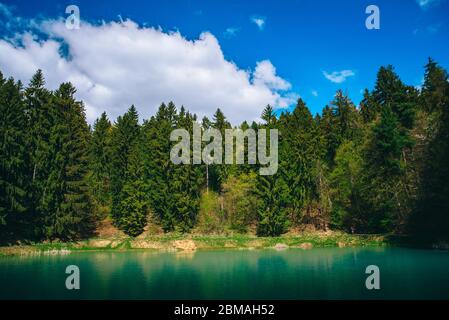 Frühling blauen See in sonnigen Tag unter blauem Himmel. stiavnica, Slowakei Stockfoto