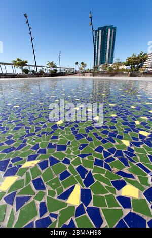 Insel Lanzarote, Spanien. Malerischer Blick auf einen glasierten Mosaikbereich im Arrecife Kanarischen Inseln Park (Parque Islas Canarias). Stockfoto