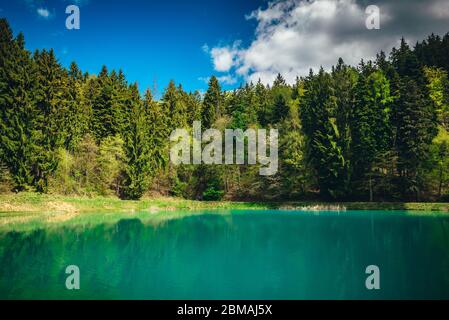 Banska Stiavnica, Slowakei. Quellsee in blau, türkis und grün Stockfoto