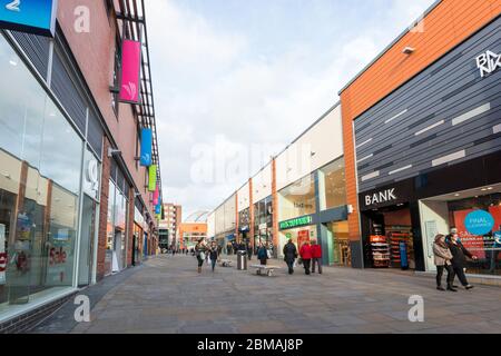 Shopper im Trinity Walk ein modernes Einkaufszentrum in Wakefield, West Yorkshire Stockfoto