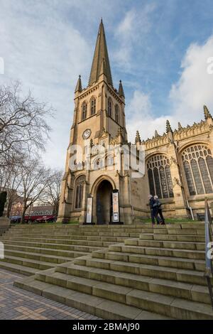 Außenansicht der Wakfield Cathedral oder der Cathedral Church of All Saints, die den höchsten Kirchturm in Yorkshire hat Stockfoto