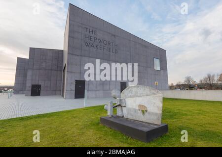 Außenansicht des Hepworth Wakefield, ein von David Chipperfield entworfenes Kunstmuseum, mit einer von Barbara Hepworth im Vordergrund Stockfoto