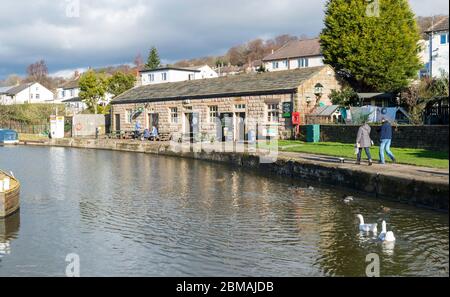 Ehemaliger Stallblock an den fünf Hochhausschlössern am Leeds und Liverpool Canal, der jetzt in ein beliebtes Café umgewandelt wurde Stockfoto