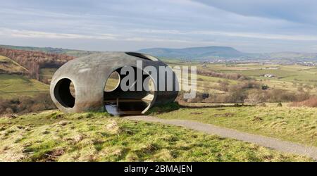 Winteransicht der Atom Panopticon Skulptur mit Pendle Hill im Hintergrund, Wycoller Country Park, Colne, Pendle, Lancashire Stockfoto