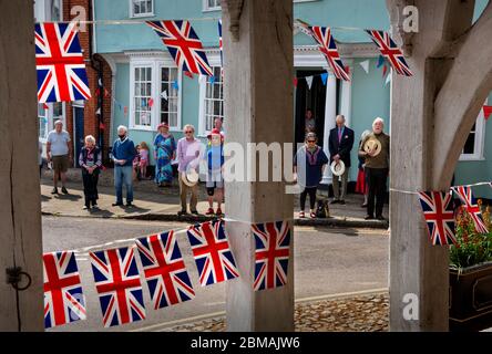 Thaxted, Großbritannien. Mai 2020. Thaxted Essex England. VE Tag 2 Minute Stille zur Erinnerung an den 75. Jahrestag 0f Ende des Zweiten Weltkriegs in Europa. 8. Mai 2020 Einwohner von Thaxted versammeln sich, um sich wegen der Coronavirus-Pandemie außerhalb des Guildhall aus dem 14. Jahrhundert respektvoll voneinander zu distanzieren, um an einer 2-minütigen Stille teilzunehmen, um an diejenigen zu erinnern, die im Zweiten Weltkrieg ihr Leben verloren haben, darunter 11 Männer aus Thaxted, An diesem Tag der 75. Jahrestag des Endes des Krieges in Europa, VE Day, 8. Mai 1945 - 8. Mai 2020. Foto von Credit: BRIAN HARRIS/Alamy Live News Stockfoto