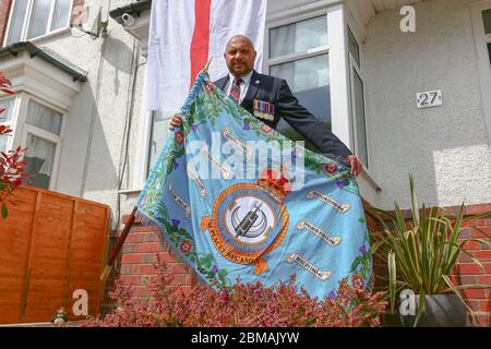 Hunnington, Worcestershire, Großbritannien. Mai 2020. Während Großbritannien den 75. Jahrestag des VE Day feiert, zeigt der ehemalige Seviceman und RAF Reservist Phil Prosser aus Hunnington, Worcestershire, das Zeichen von 139 (Jamaika) Sqn vor seinem Haus. Quelle: Peter Lopeman/Alamy Live News Stockfoto