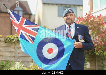 Hunnington, Worcestershire, Großbritannien. Mai 2020. Während Großbritannien den 75. Jahrestag des VE Day feiert, zeigt der ehemalige Seviceman und RAF Reservist Phil Prosser aus Hunnington, Worcestershire, das Royal Air Force-Schild vor seinem Haus. Ex-Flugfeldwebel Prosser diente im Ersten Golfkrieg und erlebte den Fall der Berliner Mauer. Quelle: Peter Lopeman/Alamy Live News Stockfoto