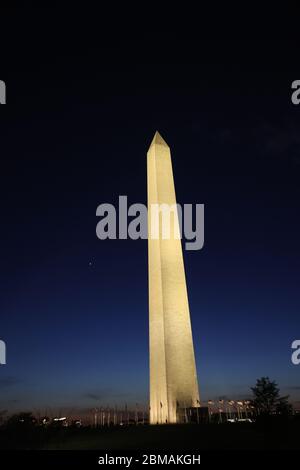 Washington, DC, USA. Mai 2020. Der letzte Supermond von 2020, der Blumenmond, steigt über Washington, DC und dem US-Kapitol am 7. Mai 2020 in Washington, DC auf. Kredit: Mpi34/Media Punch/Alamy Live News Stockfoto