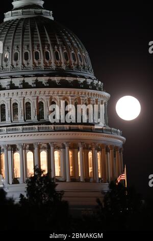 Washington, DC, USA. Mai 2020. Der letzte Supermond von 2020, der Blumenmond, steigt über Washington, DC und dem US-Kapitol am 7. Mai 2020 in Washington, DC auf. Kredit: Mpi34/Media Punch/Alamy Live News Stockfoto